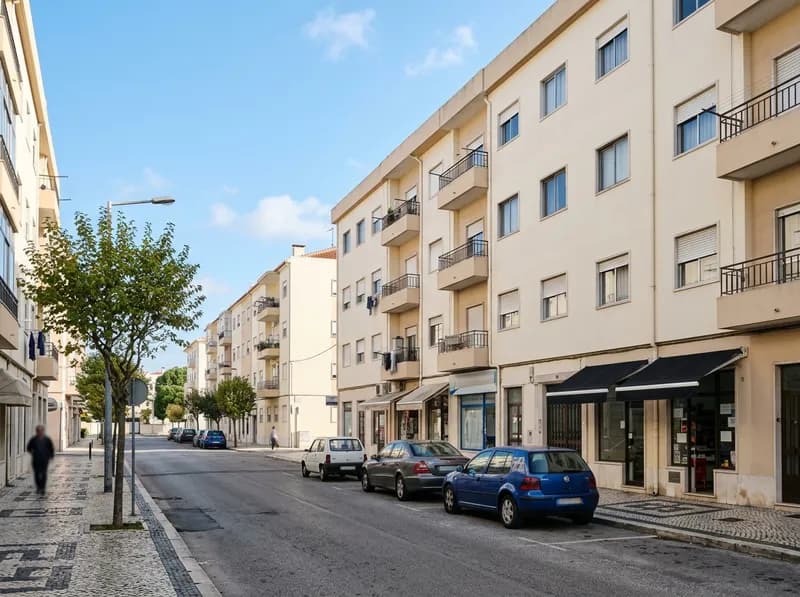 Uma rua residencial calma em Amora ao sol da manhã